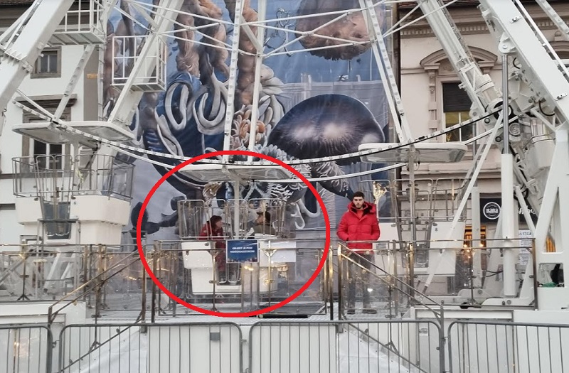 Arsenovičeva ne-atrakcija danes spet obstala: Dva razočarana turista so pospremili do blagajne in jima vrnili denar